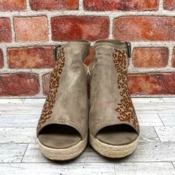Custom Embellished Tan/Wedges with Brown/Gold Leopard Pattern - Picture 2 of 5